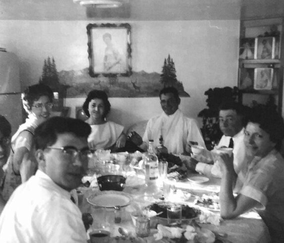 b&w_family_dinner